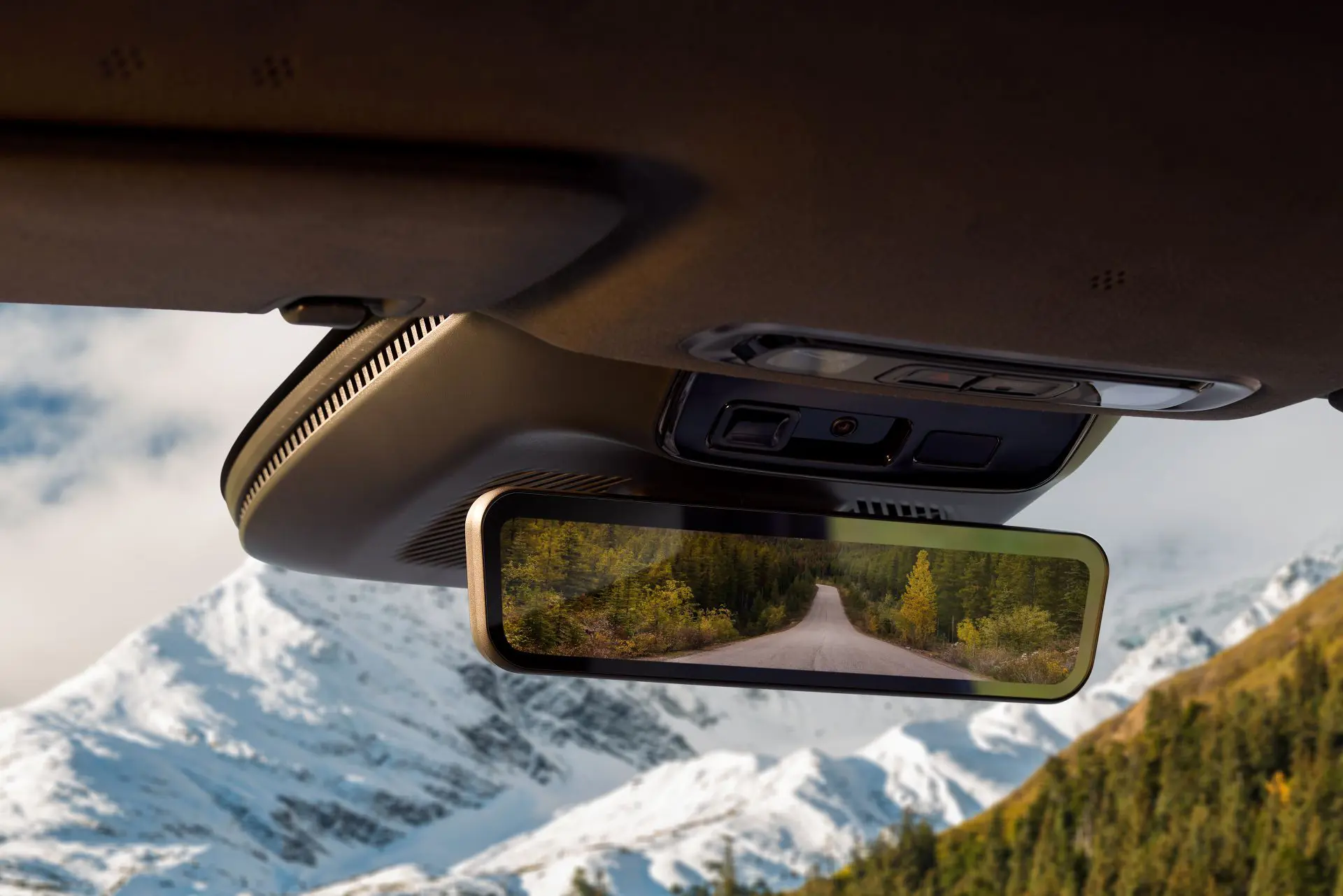 Tuulilasinäyttö ja elektroninen taustapeili